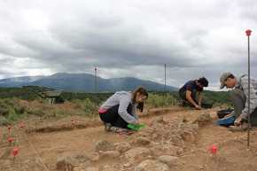 Excavación de estructuras medievales en Los Fayos con el Moncayo al fondo de la imagen.