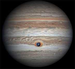 Tierra superpuesta sobre la Gran Mancha Roja para hacerse una idea de lo colosal que es esta tormenta de Júpiter. / NASA/JPL-Caltech/SwRI/MSSS/Christopher Go
