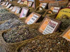En la imagen, hierbas medicinales en un mercado medieval (FOTO: WIKIPEDIA).