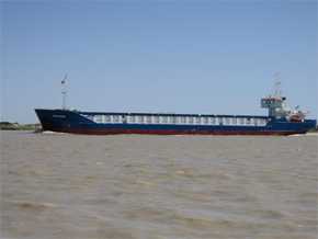 Barco navegando hacia la desembocadura del estuario del Guadalquivir