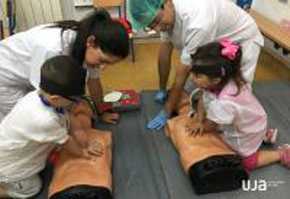 Loa estudiantes de Grado enseñan a realizar el masaje cardíaco.