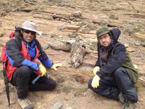 Los doctores Manuel Schilling (Universidad Austral de Chile) y José María González Jiménez (Universidad de Granada), dos de los autores de este trabajo, durante la campaña de muestreo en el campo volcánico patagónico objeto del estudio publicado.