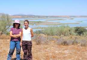 Las investigadoras de la UGR Gema Batanero e Isabel Reche, autoras de este estudio, en la laguna de Fuente de Piedra.