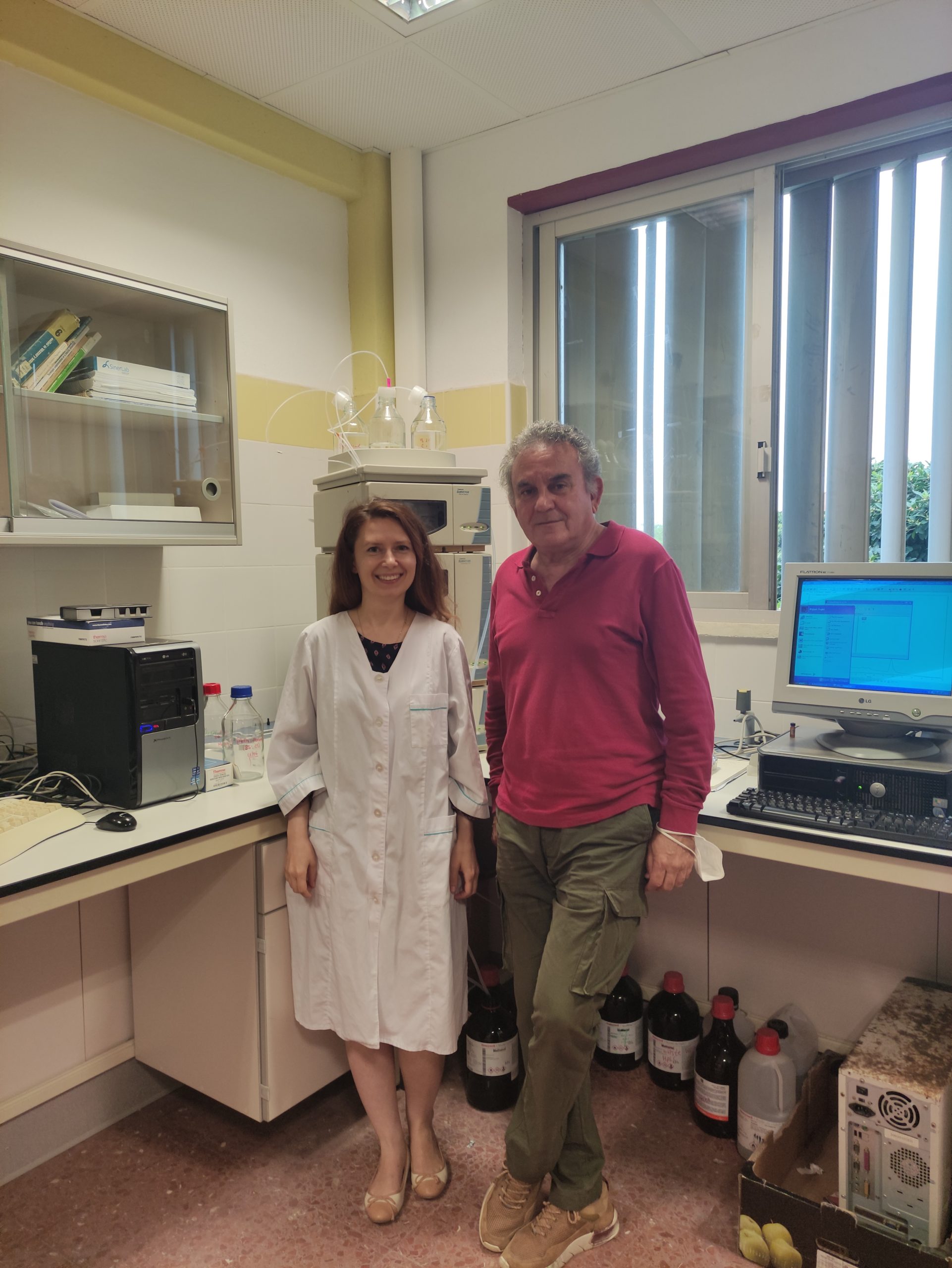Svetlana Lyashenko y José Luis Guil Guerrero, coautores del artículo, en el laboratorio de Tecnología de Alimentos de la Universidad de Almería