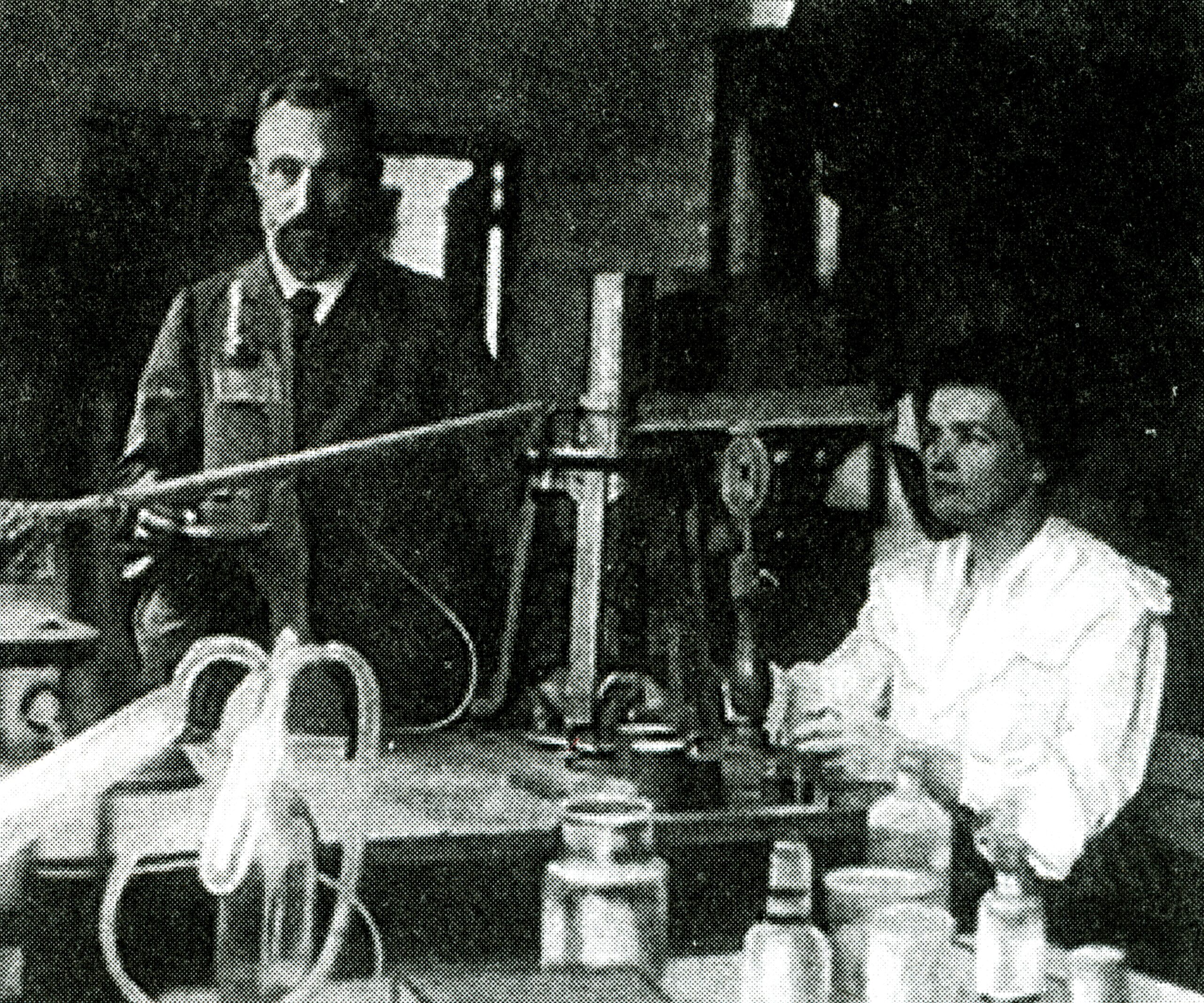 Fotografía de Marie Curie, junto con su marido Pierre Curie en su laboratorio / Foto: Adobe Stock.