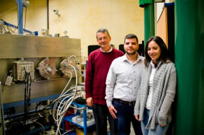 Joaquín Gómez Camacho, Ziad Abou Haidar y Begoña Fernández, investigadores del proyecto DITANET, junto a la cámara de trazado del CNA