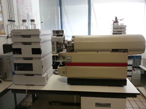 Cromatógrafo de líquidos-espectrómetro de masas en tandem