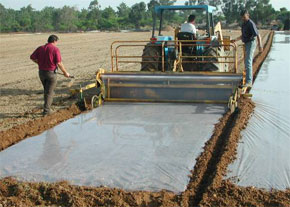 Agricultores aplicando la técnica de la biosolarización