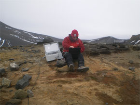 Experto desplegando el sistema multiparamétrico de vigilancia volcánica en la isla Decepción.