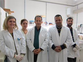 En la imagen, el profesor Ahmad Agil, del departamento de Farmacología de la UGR, y su equipo de investigación.