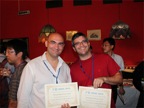 Los investigadores F. J. Lobillo y Gabriel Navarro, en ISSAC 2014, con el diploma recibido. (Foto, cortesía de Albert Heinle).