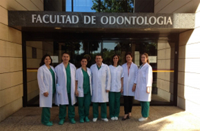 Algunos de los autores del trabajo en la Facultad de Odontología de Sevila