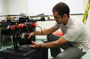 El investigador José L. Pérez realiza arreglos en un UAV.